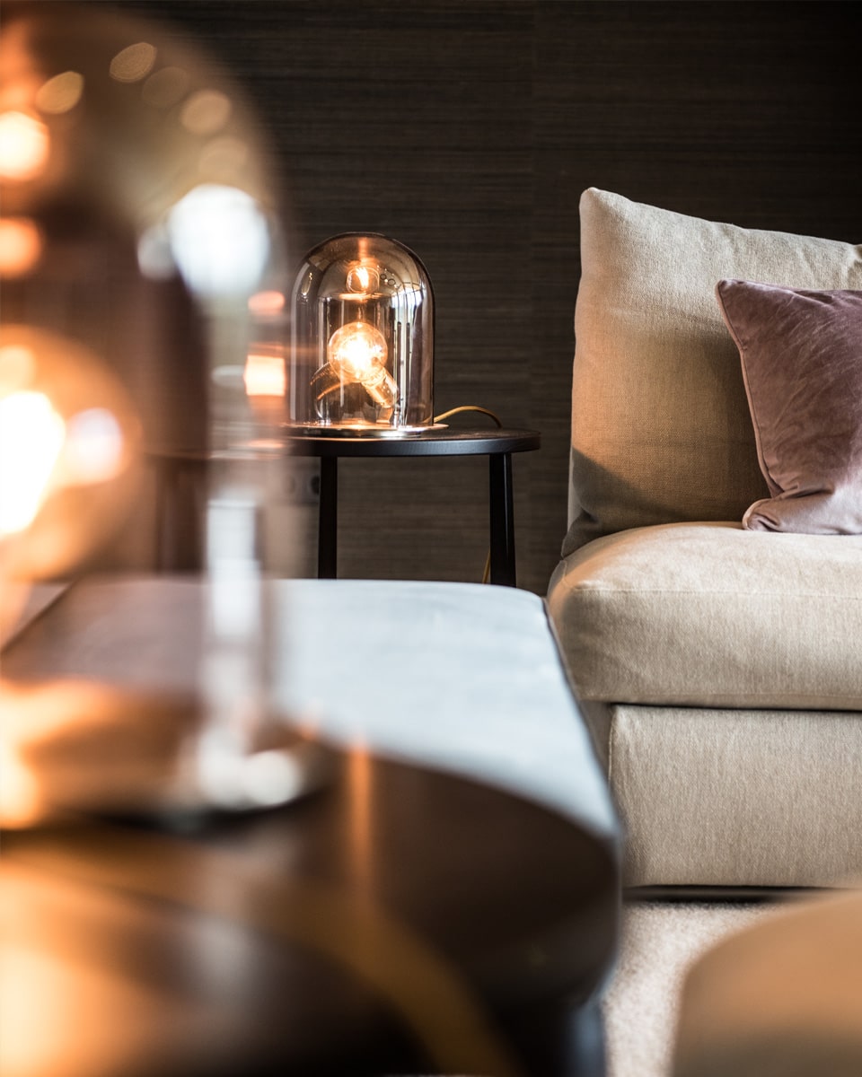 katharina-kamm-raumkultur-gmund-tegernsee-inneneinrichtung-privathaus-tegernsee-wohnzimmer-sofa-meridiani-groundpiece-tischlampen-ebb-and-flow-glow-hoch