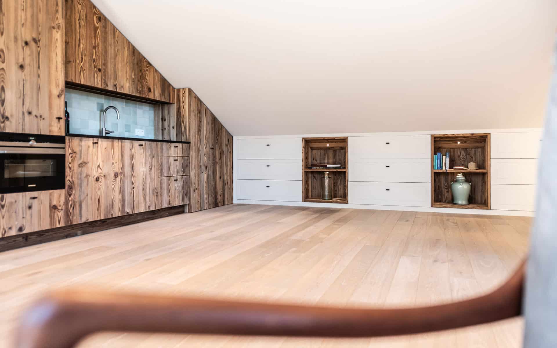 katharina-kamm-de-inneneinrichtung-landhaus-schlafzimmer-dachgeschoss-altholzkueche-4