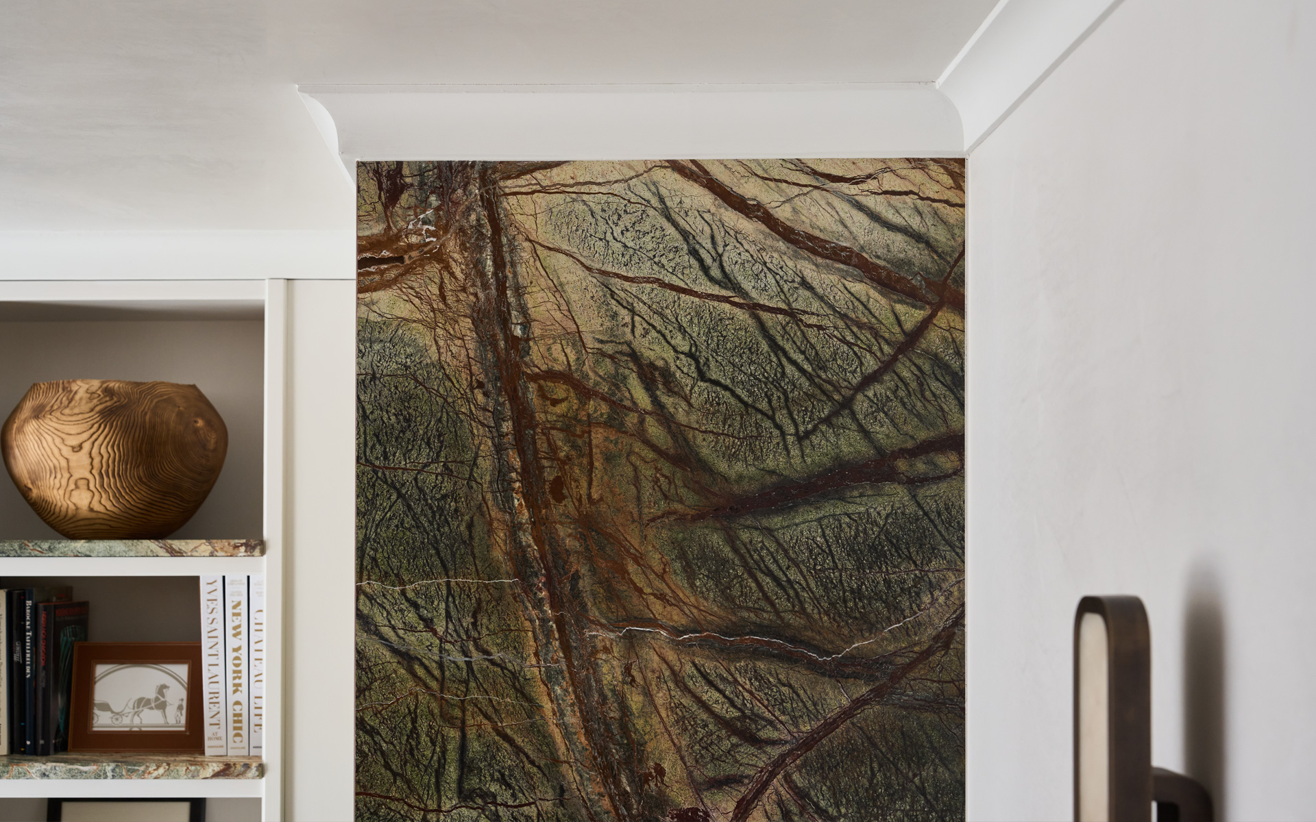 katharina-kamm-raumkultur-interiordesign-tegernee-bad-marmor-kamin-stuckdecke-detail