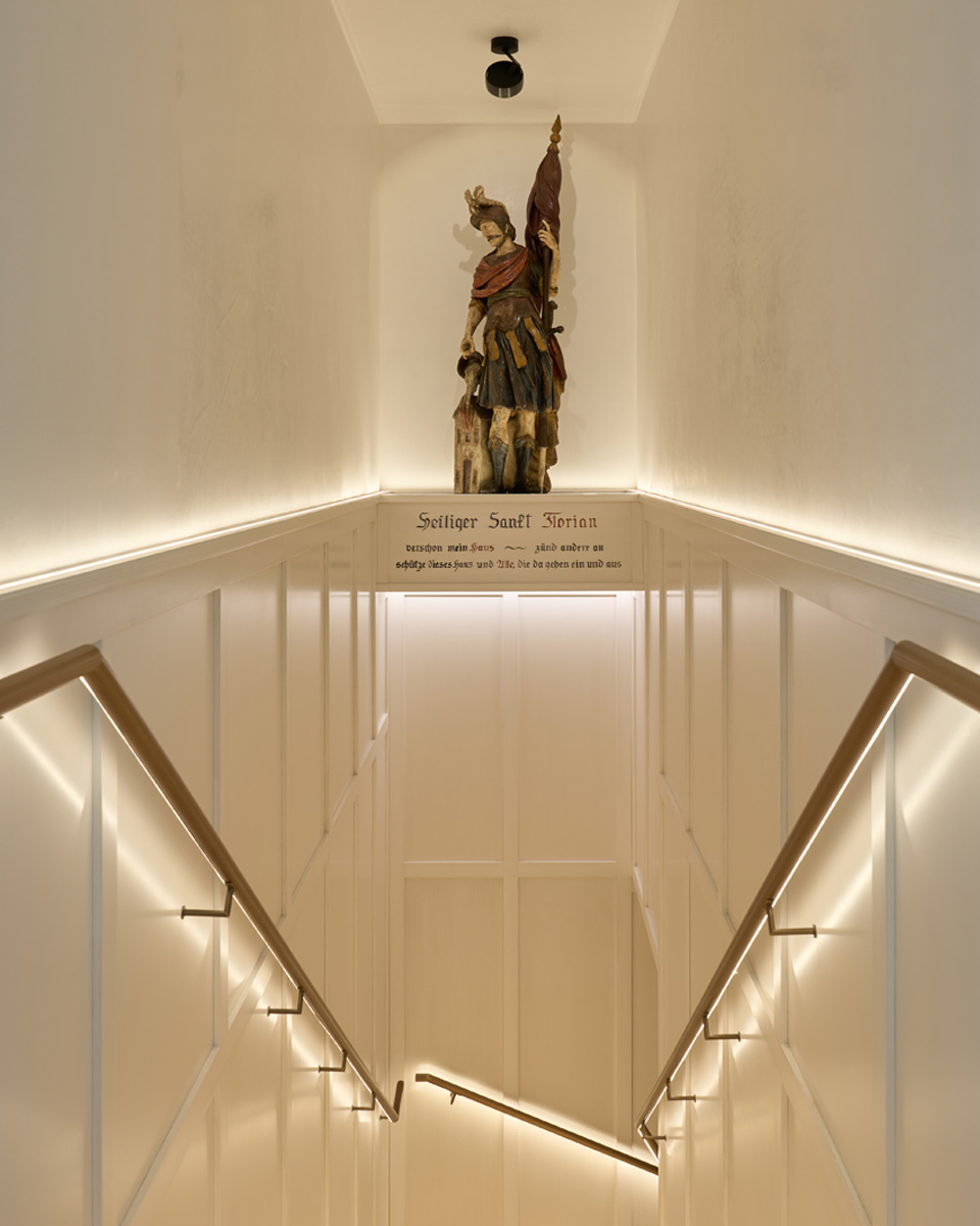 katharina-kamm-raumkultur-interiordesign-tegernee-treppenhaus-beleuchtet