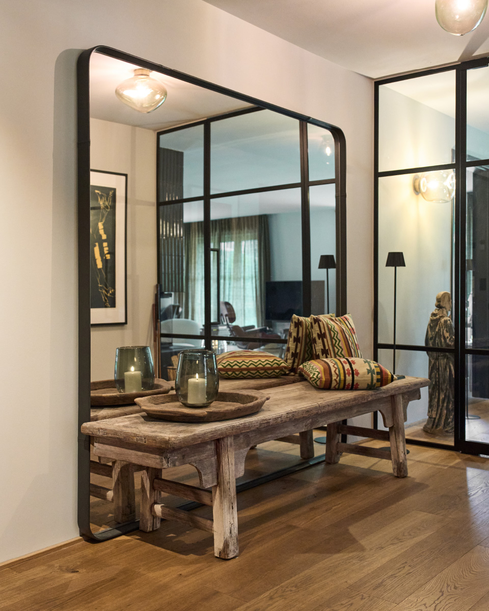 katharina-kamm-raumkultur-interiordesign-modern-classics-eingang-spiegel