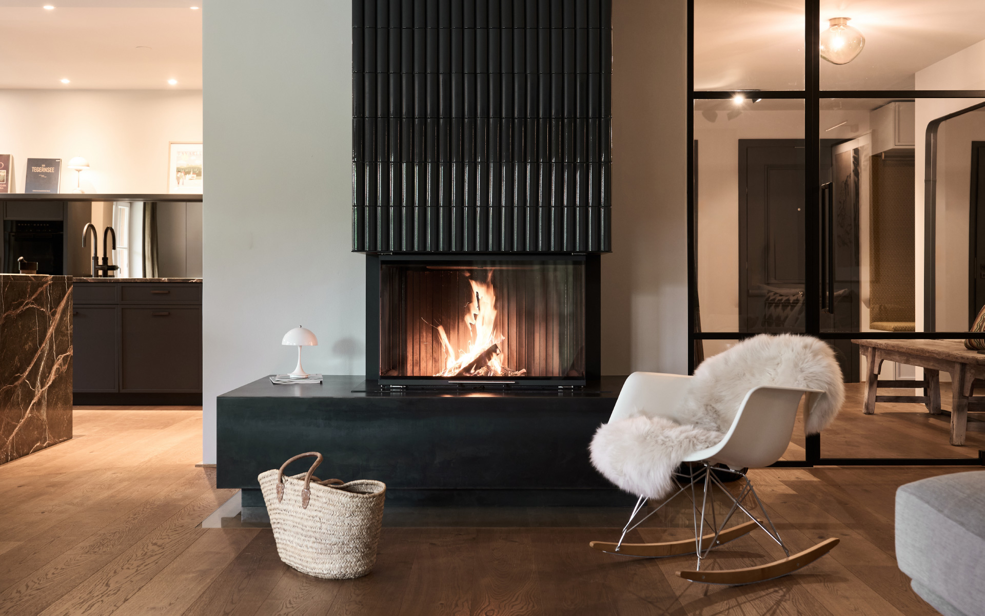 katharina-kamm-raumkultur-interiordesign-modern-classics-kamin-gefliest