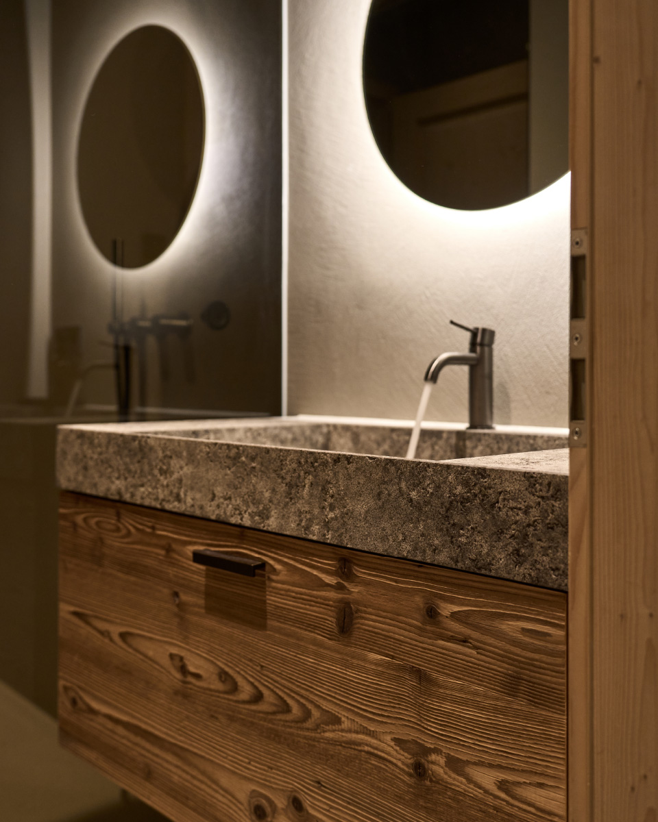 katharina-kamm-raumkultur-interiordesign-modern-classics-waschtisch-altholz