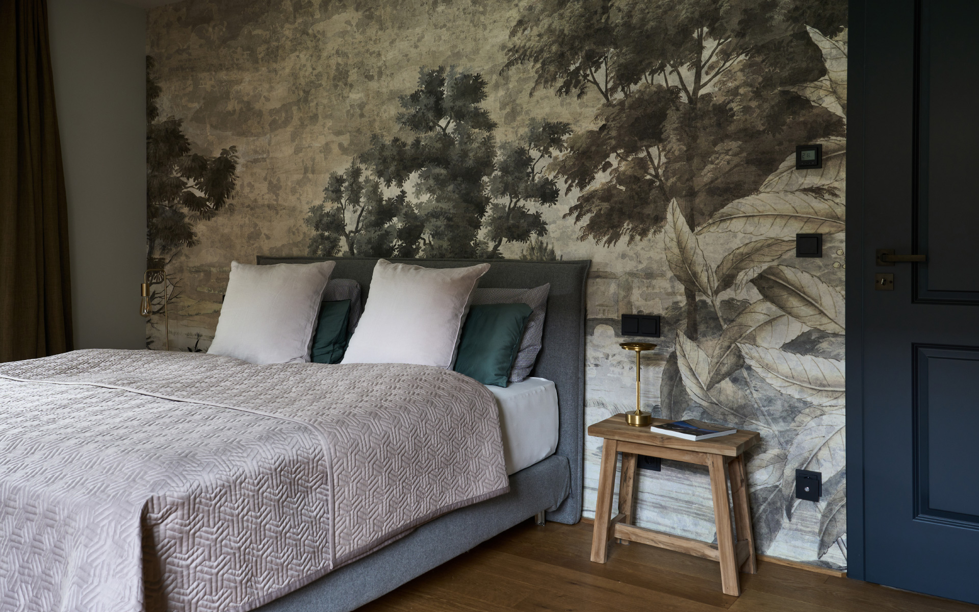 katharina-kamm-raumkultur-interiordesign-modern-queensize-bed_aquarelltapete